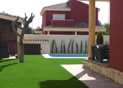 jardin con piscina y cesped artificial