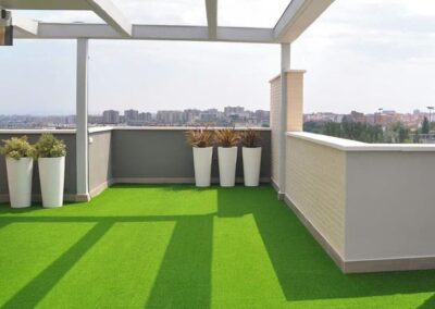 terraza decorada con cesped artificial