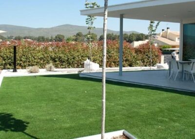 jardin acabado con cesped artificial